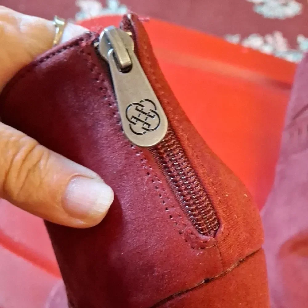 Daisy Fuentes 9M Burgundy Suede Ankle Booties